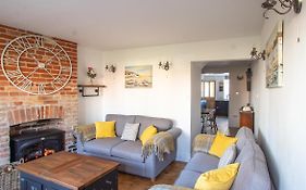Stylish Town Centre House With Garden And Parking Opposite